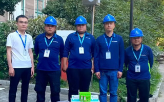 高温来袭，青岛移动为基层工作人员送去矿泉水降暑。