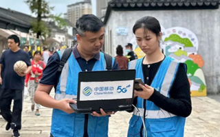 在青岛只要人多地方总能看到青岛移动公司工作人员的身影。 在青岛只要人多地方总能看到青岛移动公司工作人员的身影。