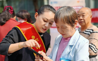 青岛移动社区活动开展防诈宣传,主推光纤宽带多位用户现场办理~ 青岛移动社区活动开展防诈宣传,主推光纤宽带多位用户现场办理~